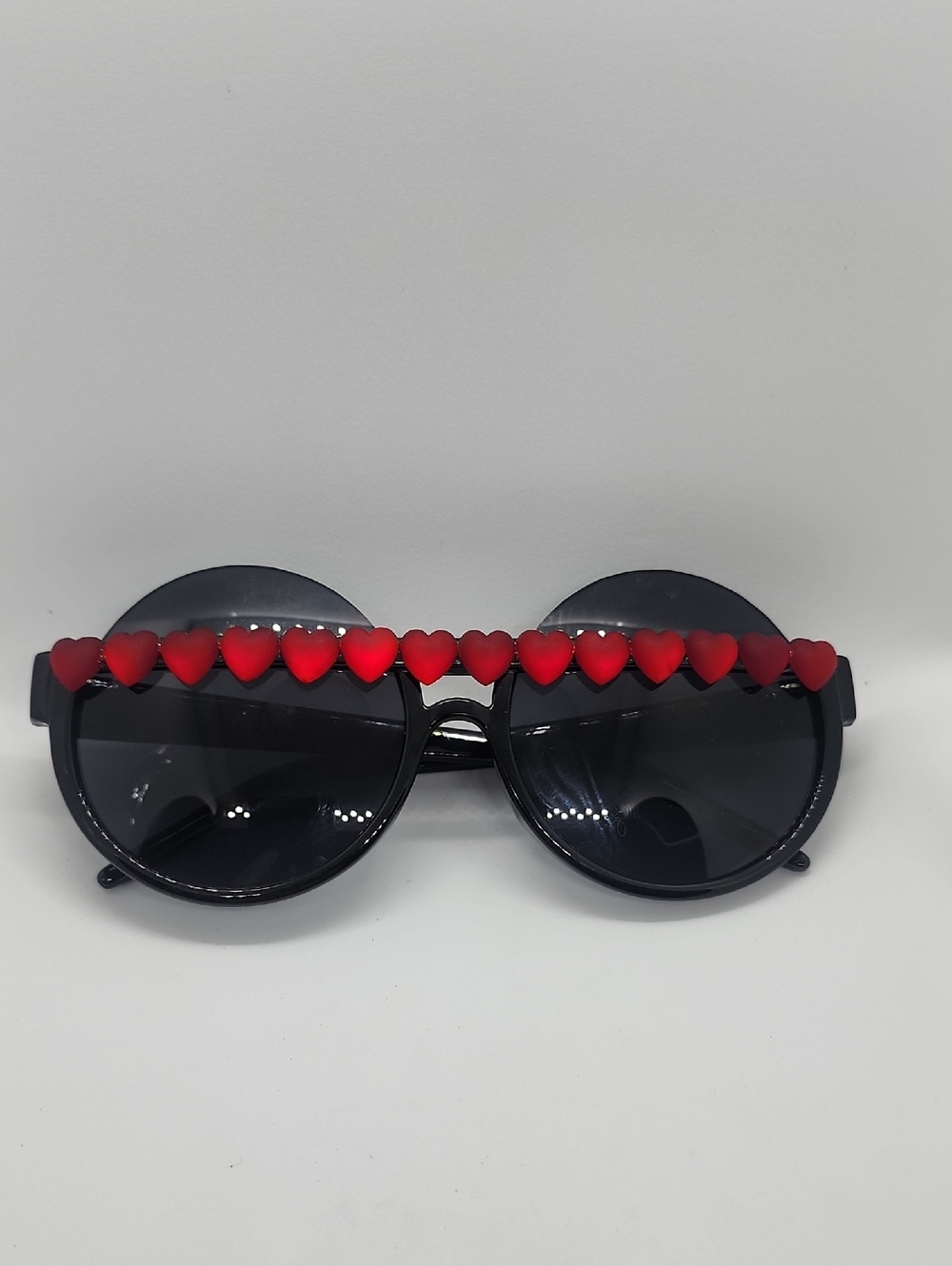 GASOLINE GLAMOUR REDD HEART OF GLASS PEEKABOO ROUND SUNGLASSES - Picture 5 of 5